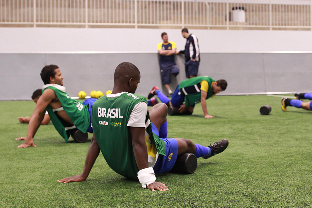 Jogadores fazem aquecimento durante treino