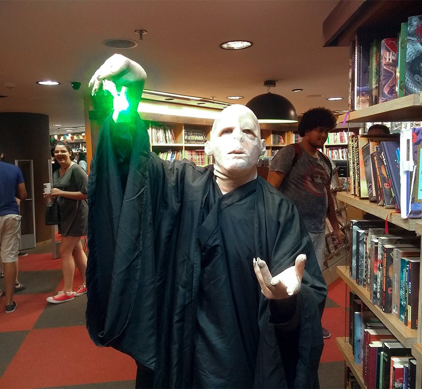 Fã fazendo cosplay de Voldemort durante o evento. Registrado com um moto g⁵s plus.