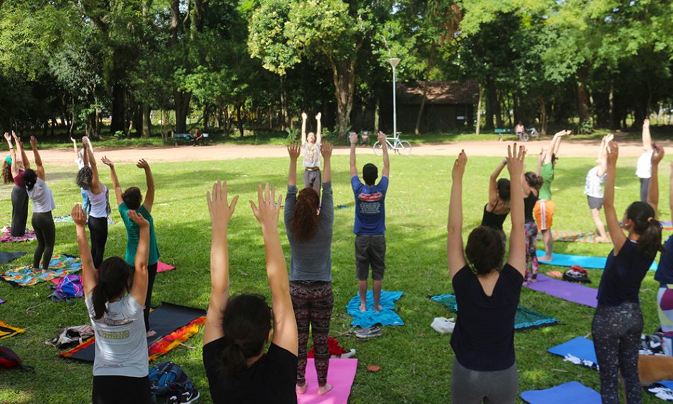 Kaiã Machado, do Coletivo Namaskar, dá aula de ioga no Parque da Redenção