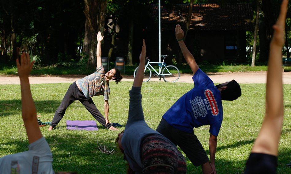 O professor faz parte do coletivo que ensina ioga gratuitamente nos parques de Porto Alegre