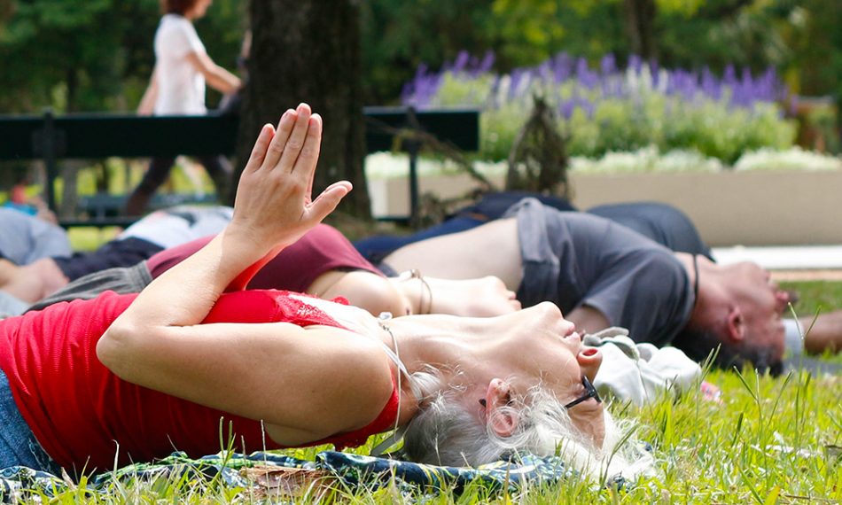 Para muitas pessoas, praticar yoga a céu aberto e em contato com a cidade faz toda diferença