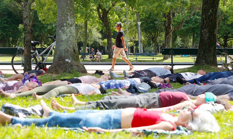 Qualquer pessoa que esteja passando pelo parque pode se juntar ao grupo