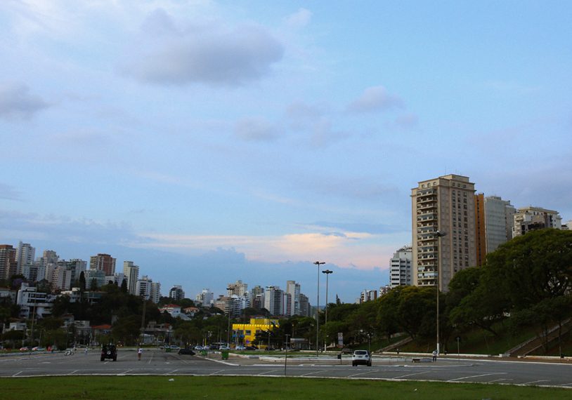 A Praça Charles Miller também tem uma vista privilegiada da cidade de São Paulo