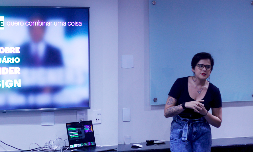 Carla Nascimento durante palestra no Geek Night Recife