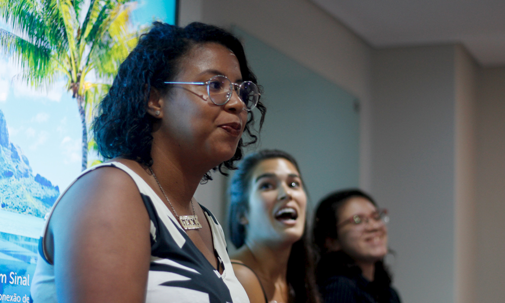 Wennya Sakii, Marina Pastore e Laura Regina durante palestra no Geek Night Recife