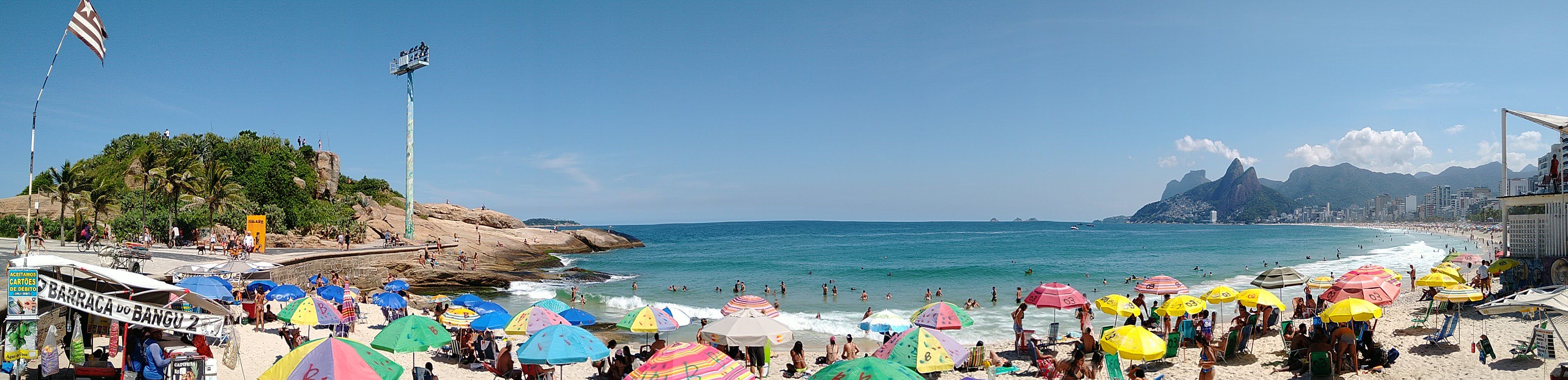 Praia do Arpoador em um típico sábado de sol. Imagem panorâmica feita com o moto g⁷ plus