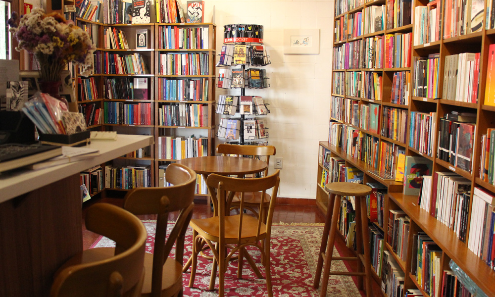 As mesinhas e o café complementam a leitura na Livraria Taverna