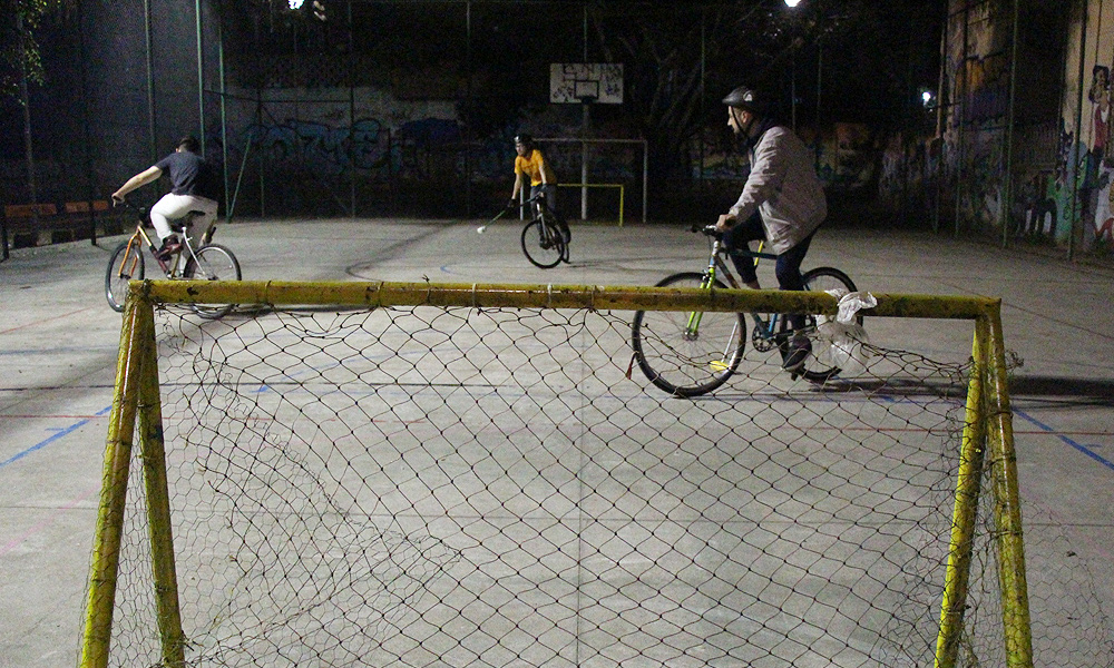 Bike polo é praticado em Porto Alegre desde 2013