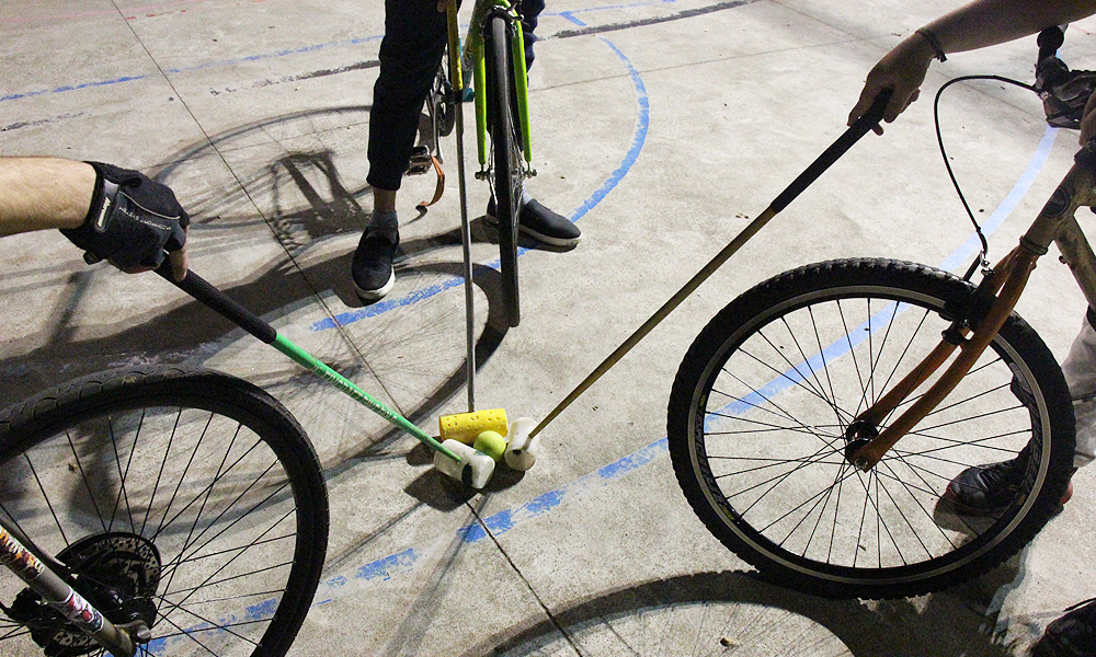 Os times de bike polo são compostos por três jogadores